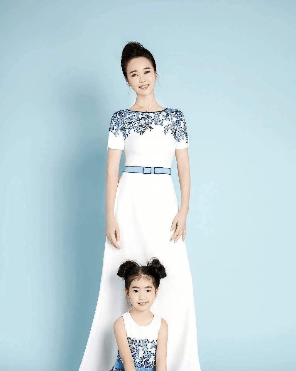 身材|左小青这气质女星里罕见，藏蓝色衬衫配蓬蓬裙优雅大气，美得高级