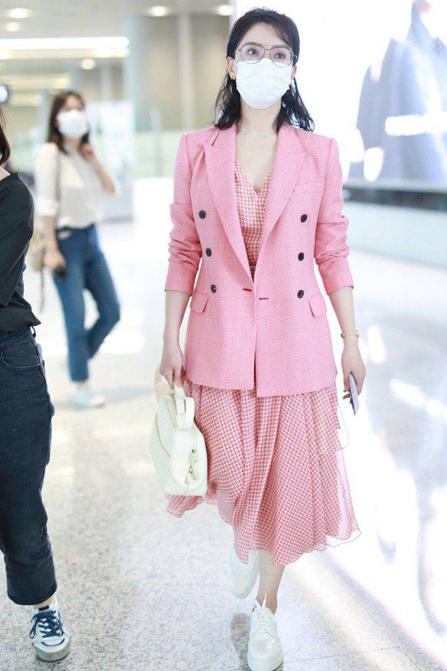 粉色|不刻意“扮嫩”陈数也很甜，穿粉纱裙配西装，走少女路线也不违和