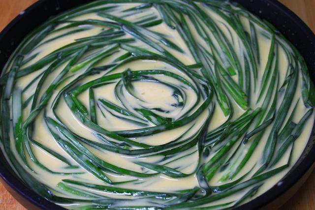 方法|一把韭菜直接扔进锅里，金黄酥脆，香味四溢，当早餐营养又省时间