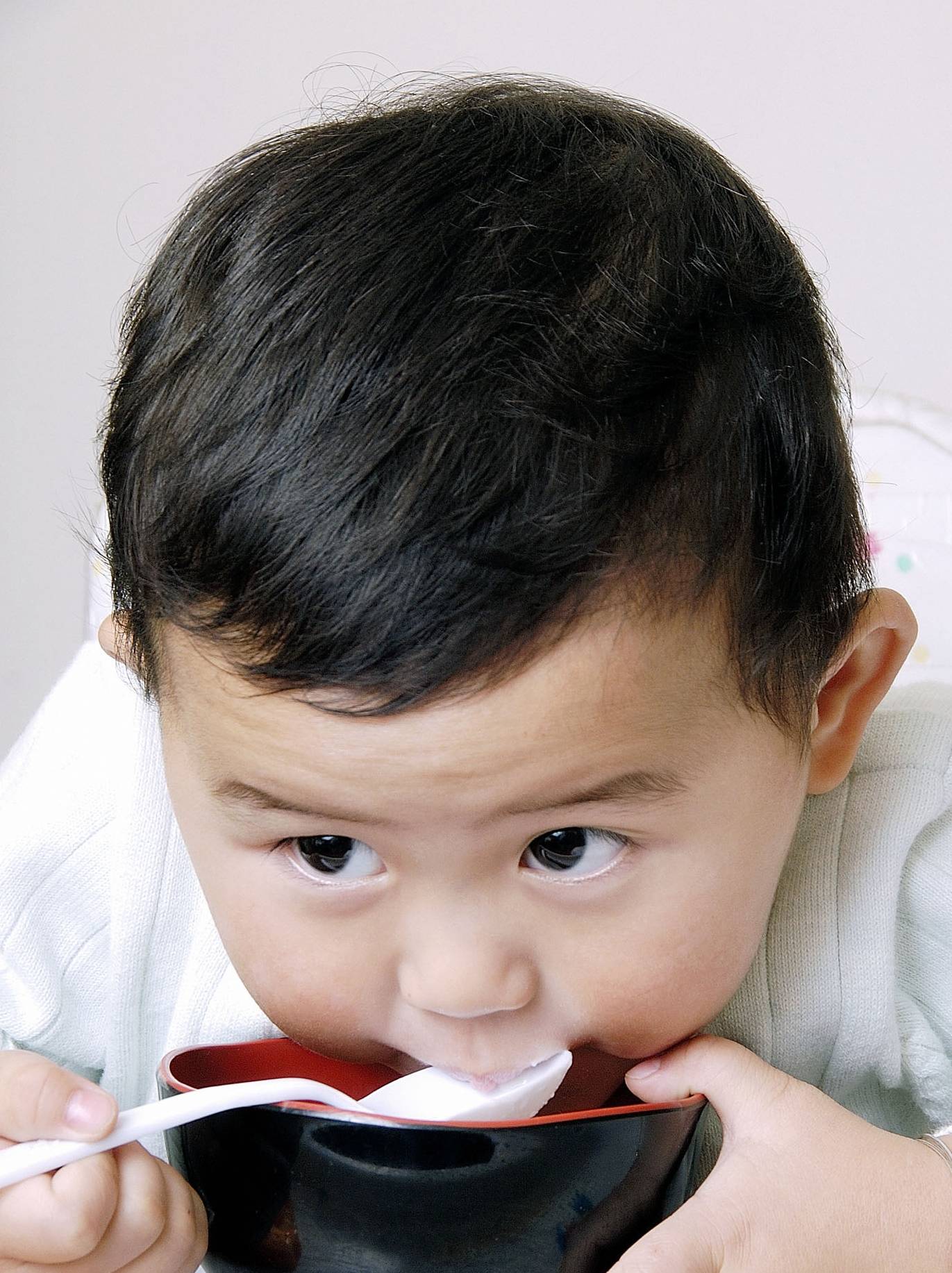 家长|2岁半上幼儿园和4岁上幼儿园，哪种更好？这2个孩子差别太大了