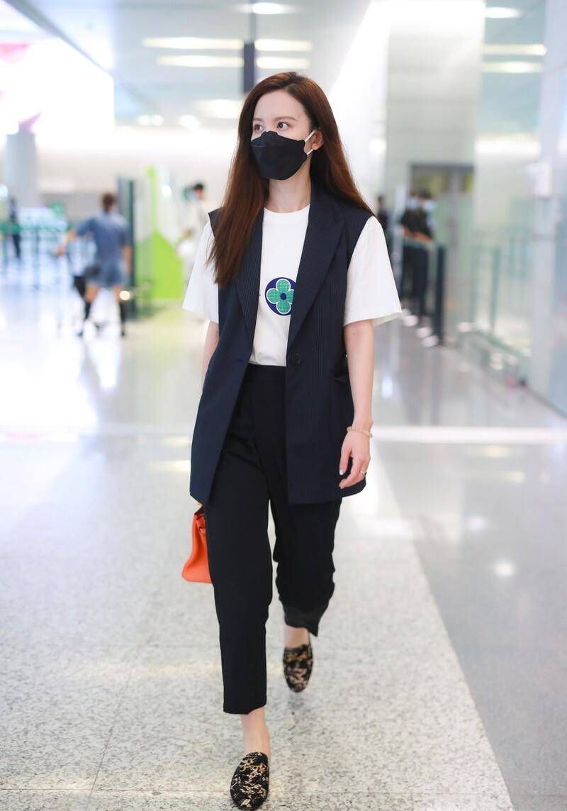 黑色|张萌这次穿得够年轻了,但还是满满的阔太感,包包和鞋子实在抢眼