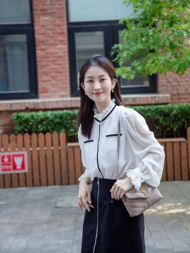 配饰|想变成“商圈精英”的女神，试一试西服搭配波点连衣裙，高贵大气