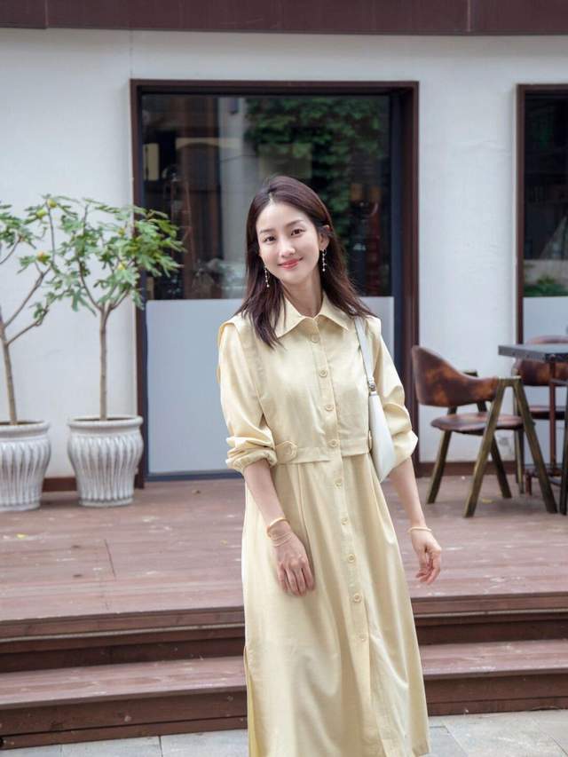 短裙|早秋穿搭指南，毛衣马甲搭白衬衫，下半身穿短裙，甜美俏皮又耐看