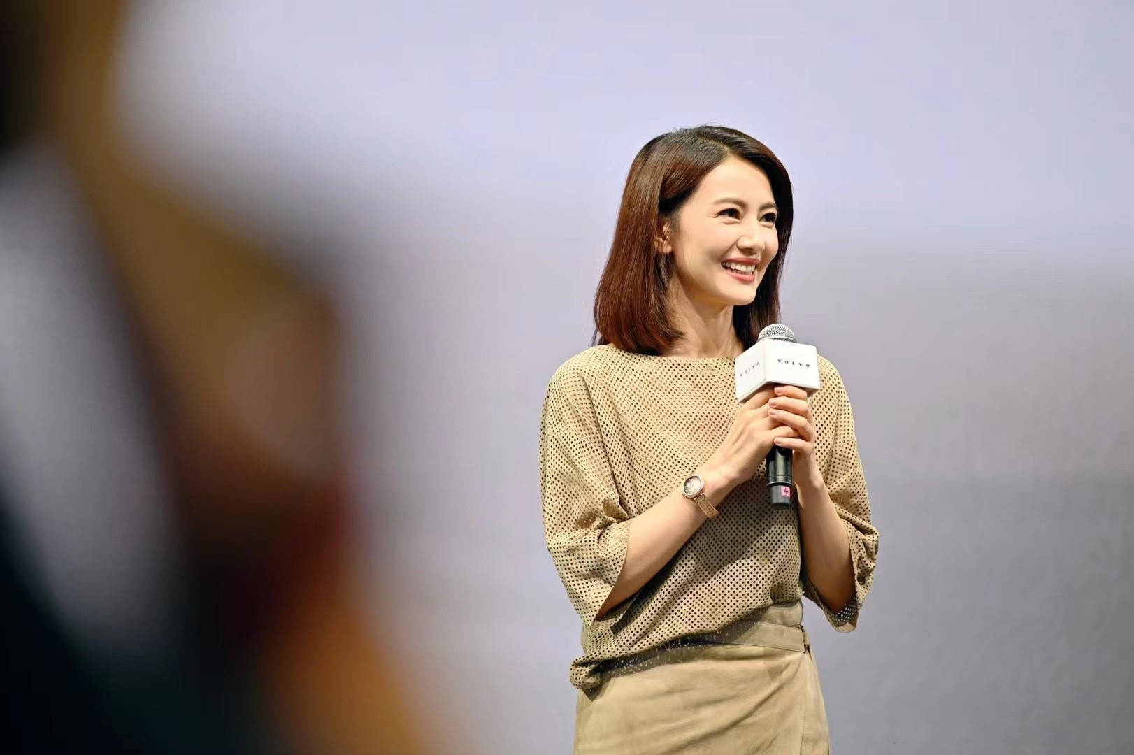 显得|高圆圆担得起“女神”名号,路人镜头下都好美,穿深色裙子也不老