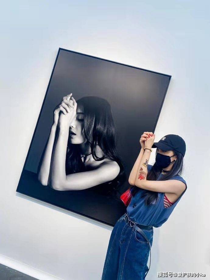 身材|杨幂也太酷了吧,一身牛仔造型就够洋气了,蓝紫挑染更是时髦抢眼