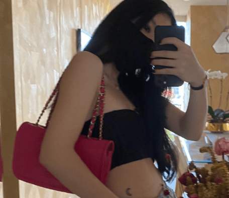 女儿|李咏19岁女儿晒性感照,穿着清凉露出小蛮腰,五官精致美过哈文