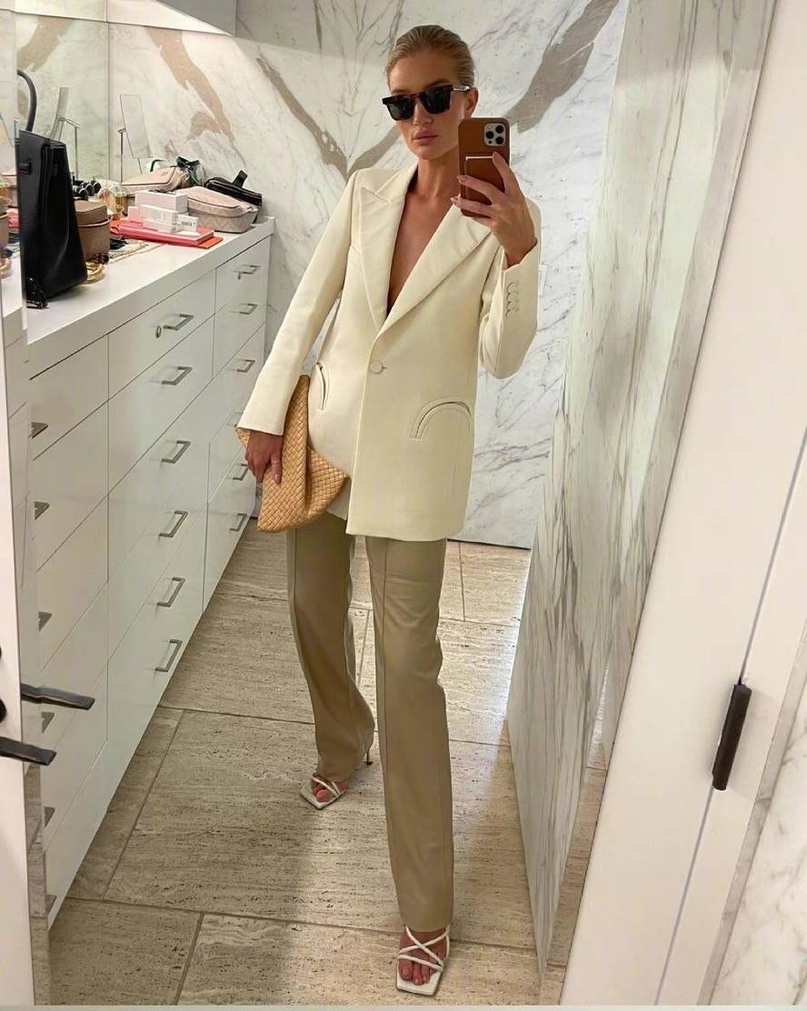 亮点|大地色系的穿搭,还是跟超模学!这几种配色,能穿出女boss的霸气
