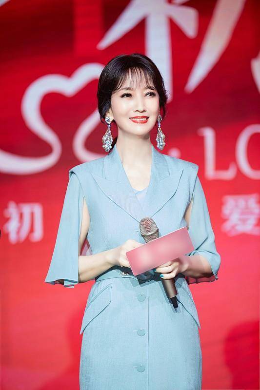 优待|“冻龄美女”赵雅芝真是被时光优待，身穿蓝色长裙，优雅又端庄