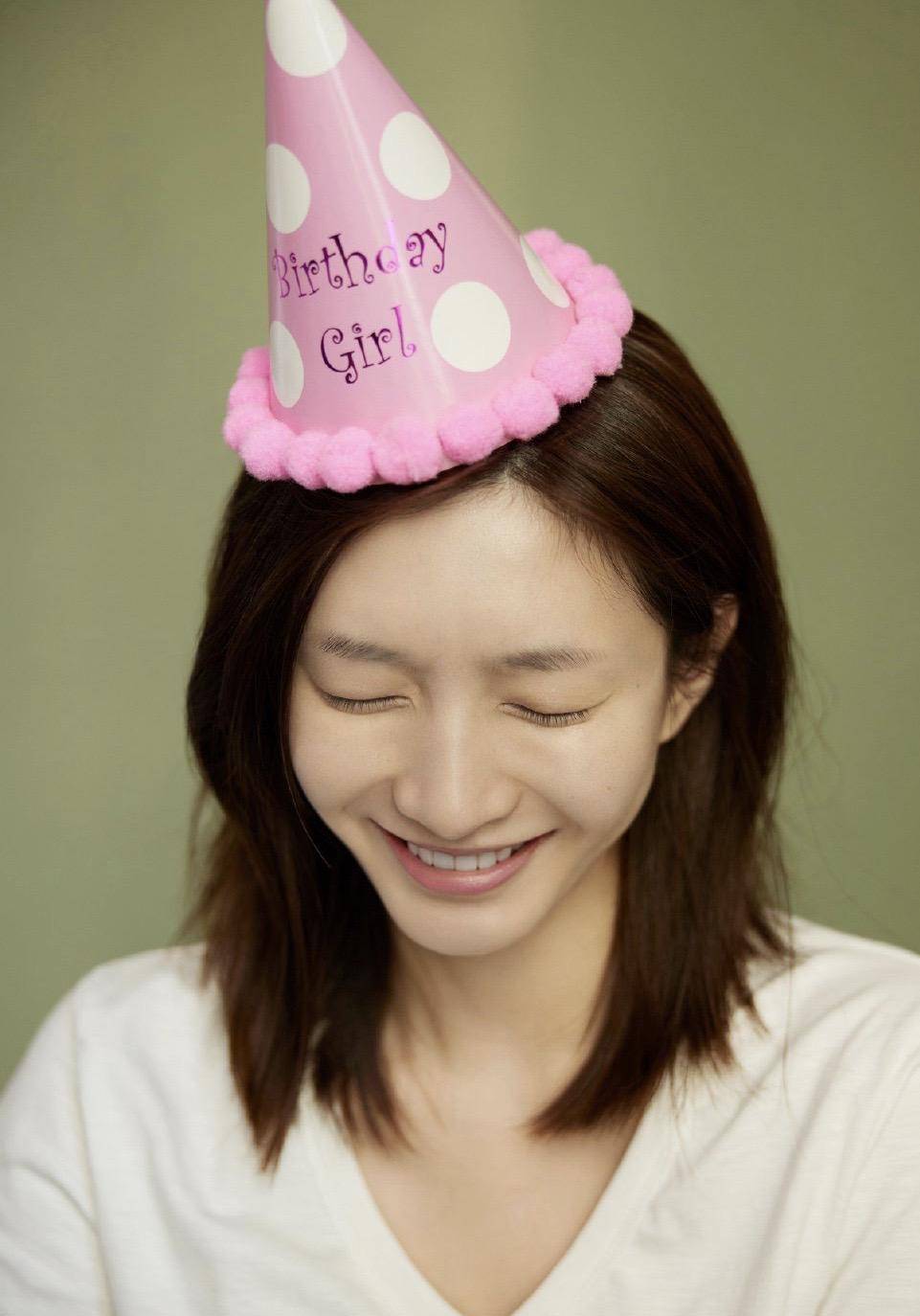 江疏影|江疏影35岁素颜生日照,简单的白t配牛仔裤,素颜依旧好能抗