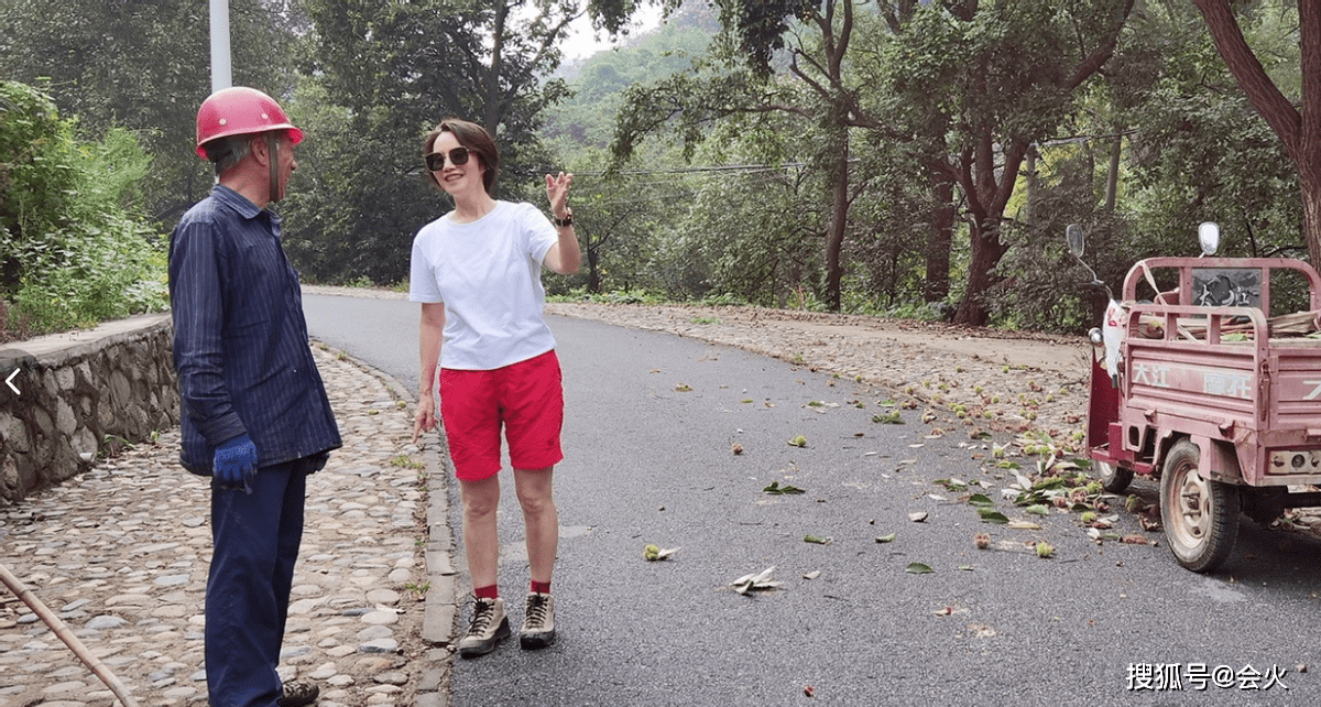 事业|60岁徐俐上山摘栗子！拿超长竹竿姿势滑稽，穿短裤小腿肌肉发达