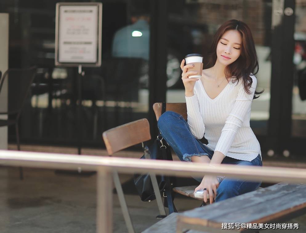 锁骨|简约时尚的针织衫给人一种简约的美