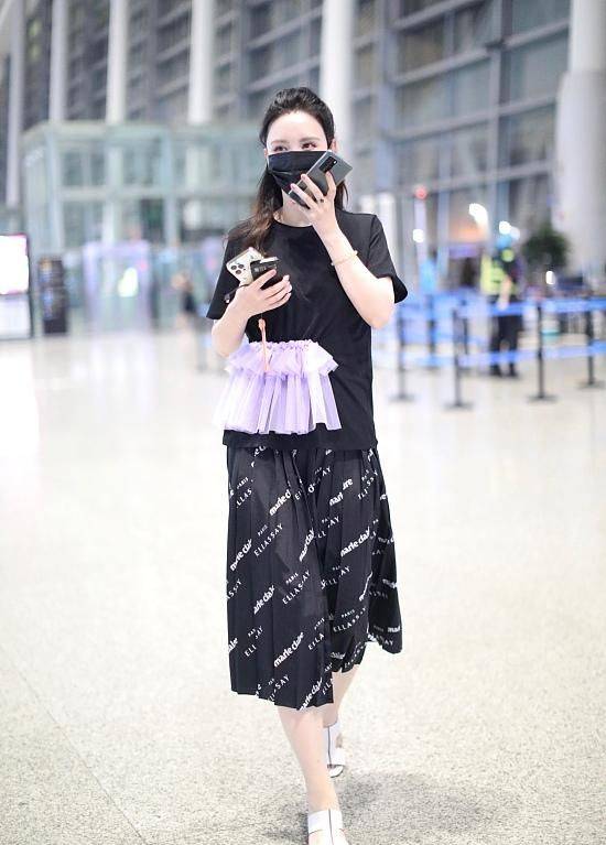 女儿|张萌携女儿出游被偶遇！3岁女儿罕见曝光，黝黑肤色太像爸爸