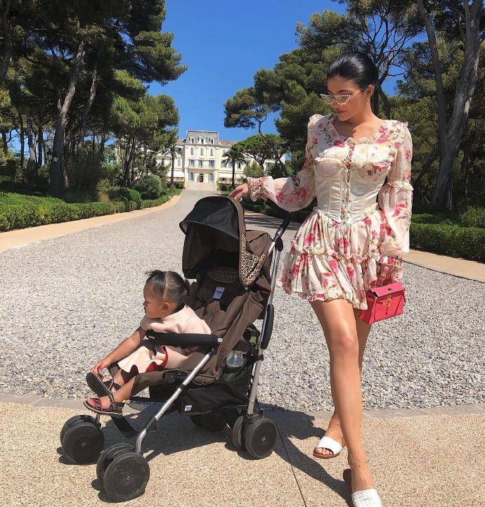 身材|金小妹22岁生日狂换装，束腰印花裙演绎法式宫廷风，狂炫名品身材