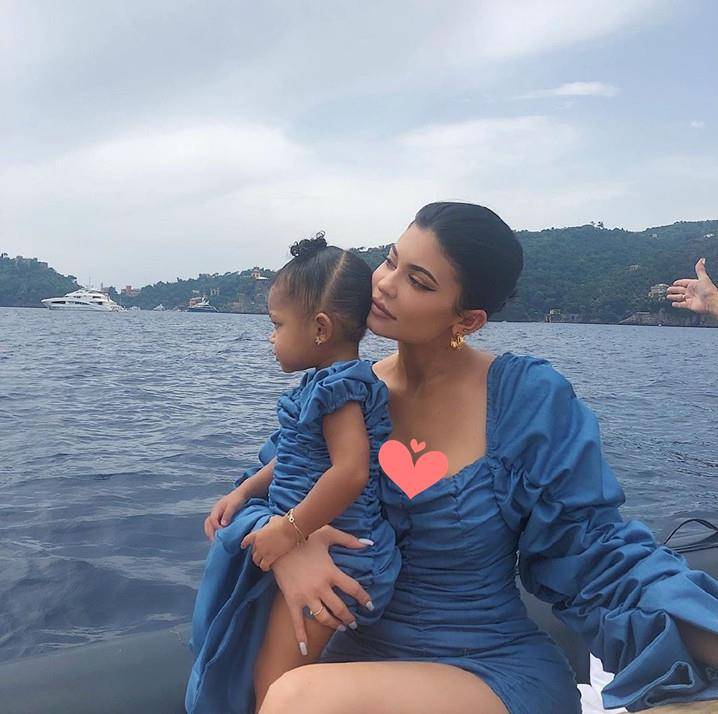 身材|金小妹22岁生日狂换装，束腰印花裙演绎法式宫廷风，狂炫名品身材