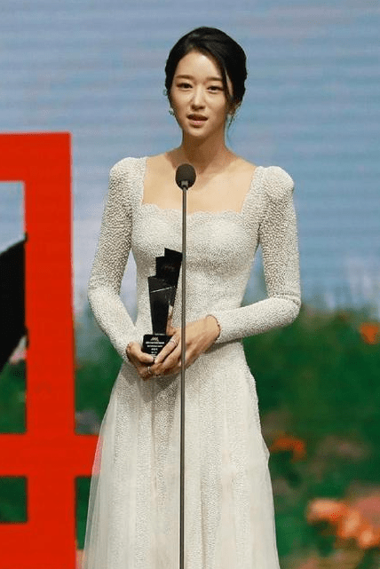 设计|“水蛇腰”徐睿知穿连衣裙,依旧遮掩不住腰细,颜值能碾压众女星