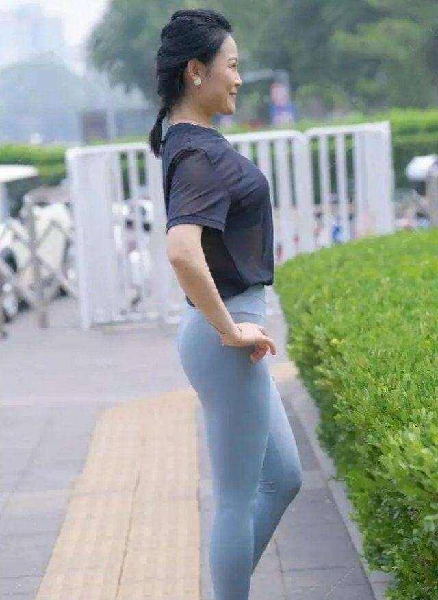 青春|时髦美丽的打底裤穿搭尽显青春姿态,凸显修长的身材,气质不凡