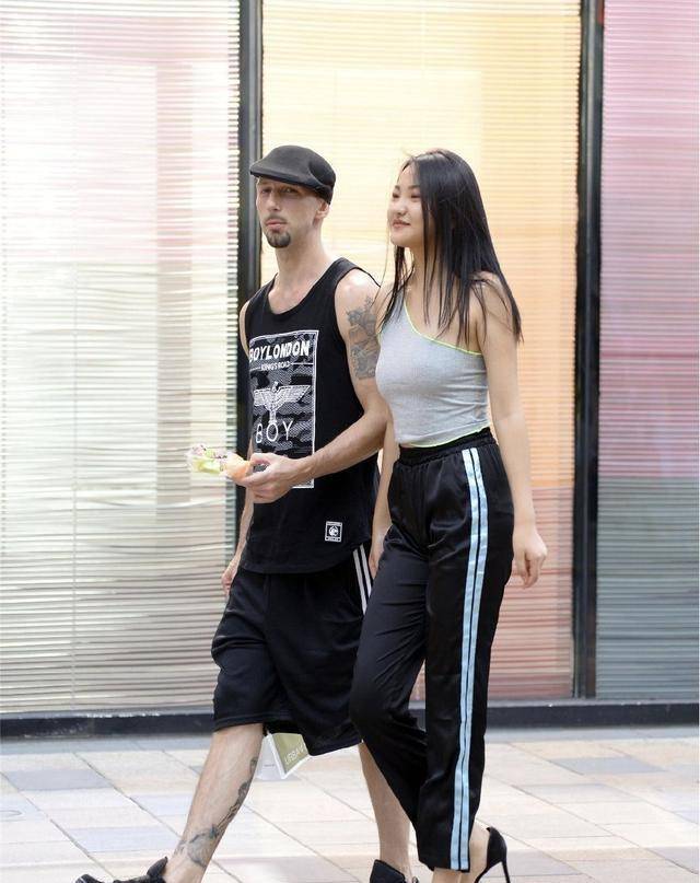 酷酷|酷酷装扮的打底裤充满青春的时尚活力,穿着舒适个性,高级优雅