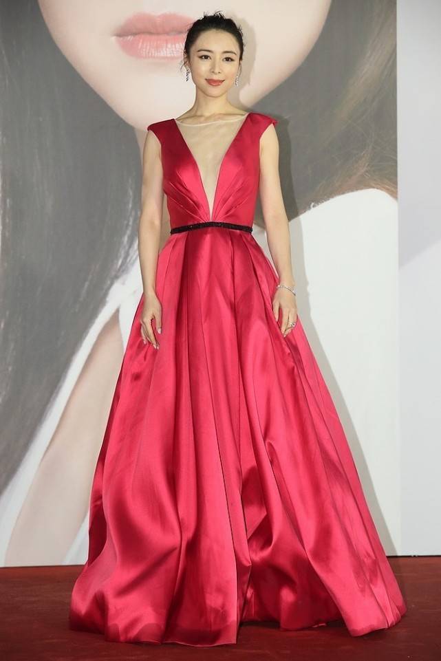 颜色|张静初真有电影人的高级感，穿红色V领的裙子，也照样不显低俗