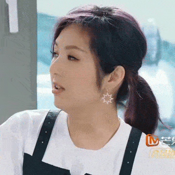 黑色|46岁杨千嬅美出天际，穿黑色长裙大秀曲线，身材让你羡慕