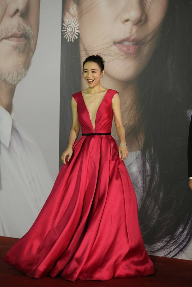 颜色|张静初真有电影人的高级感，穿红色V领的裙子，也照样不显低俗