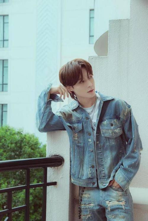 换人|张艺兴换发型如换人，狼尾头配复古外套，靠栏杆随便摆POSE都有型