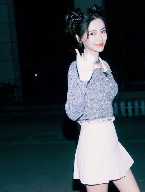 杨颖|杨颖最新上班私服，白色刺绣短T搭配牛仔裤，完美展现腰线
