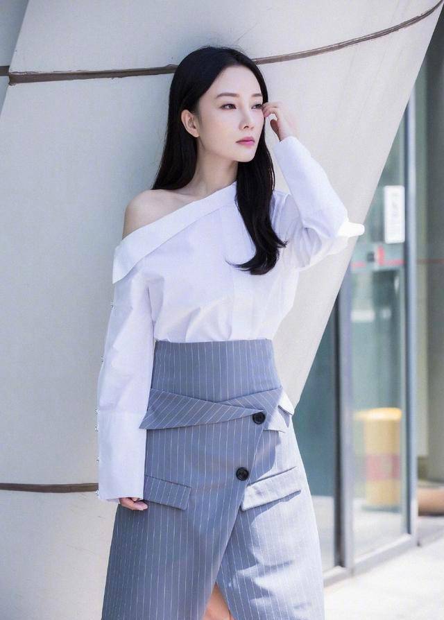 职场|李小璐挑战职场剧，终不再演少女，新剧穿搭成熟稳重堪比时尚秀