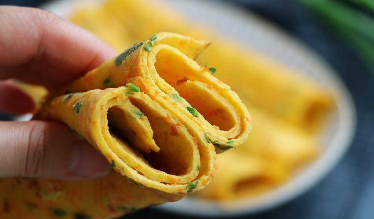 蔬菜|天热女儿最馋的早餐，手不粘面10分钟出锅，金黄柔软，上桌必光盘