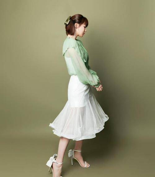 魅力|杨紫单身后瘦上瘾了？别人挤不进的鞋子，她还要绑上蝴蝶结