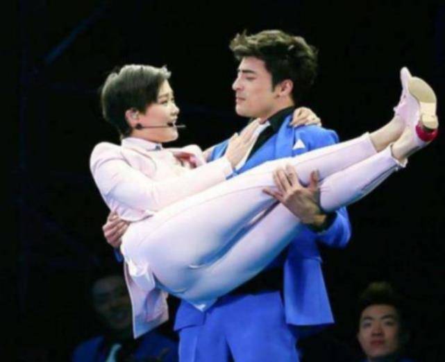 李宇春|李宇春挑战牛仔裤随性率真，身材超女里少见，诠释独特魅力