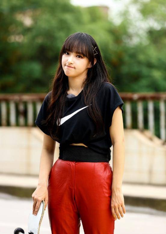 女神|33岁的赵丽颖，一袭白色长裙温婉大气，女神形象又被颠覆了