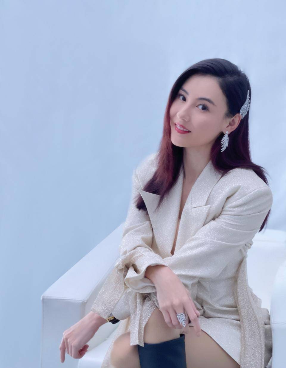 金色|40岁张柏芝重回颜值巅峰,穿金色西装裙复古时尚,少女感超吸睛