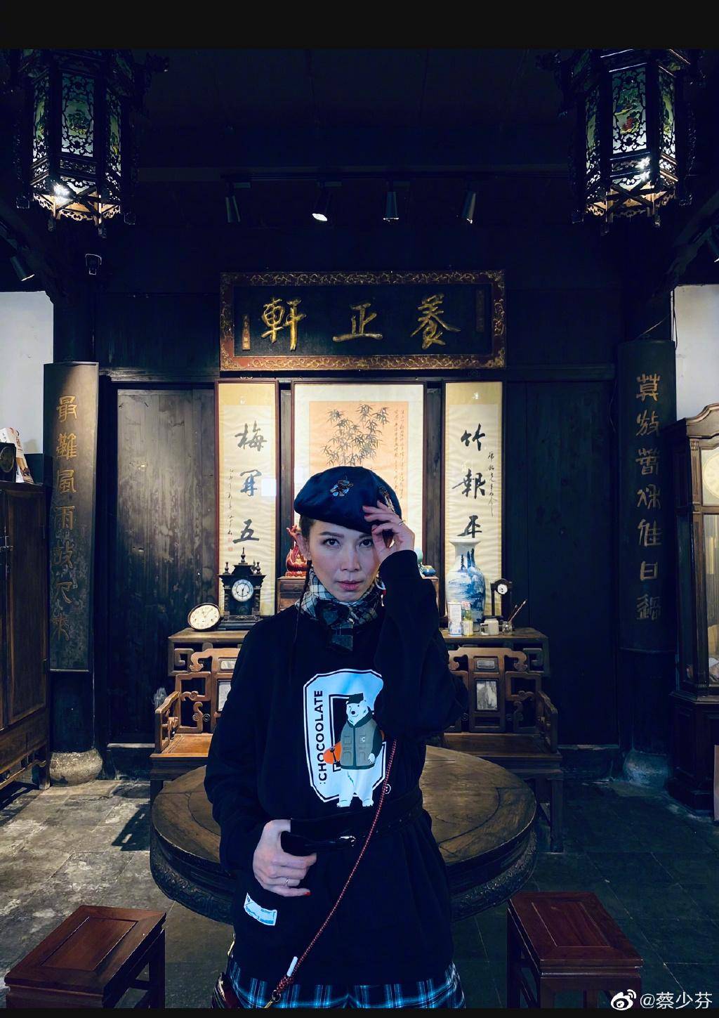 双厚底|47岁蔡少芬少女感依旧，黑色卫衣配贝雷帽，大胆美出年轻活力