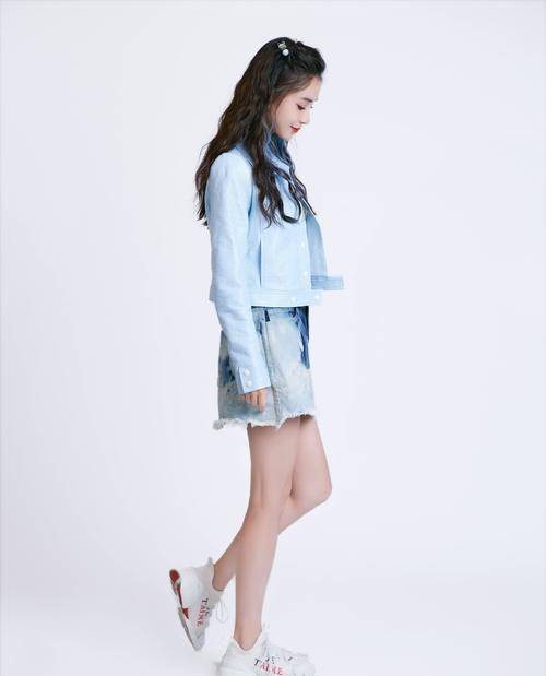 杨颖|杨颖最新上班私服，白色刺绣短T搭配牛仔裤，完美展现腰线