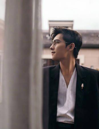 整体|杨洋“眼镜杀”男友力满满，穿西装利索潇洒，“精英范”十足