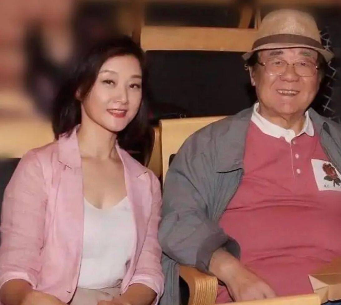 进行|55岁宋祖英懂得将“嫩”进行到底，粉西装配伞裙，减龄又高级