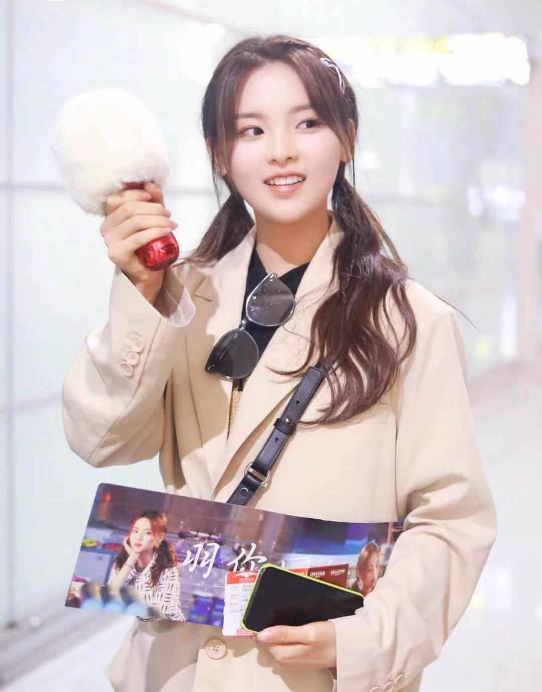 超越|杨超越机场私服，初秋西装外套这么穿，少女感溢出屏幕！