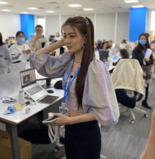 整体|徐璐真是”撕漫身材“，泡泡上衣搭配铅笔裤，蛮腰细腿根本不用P