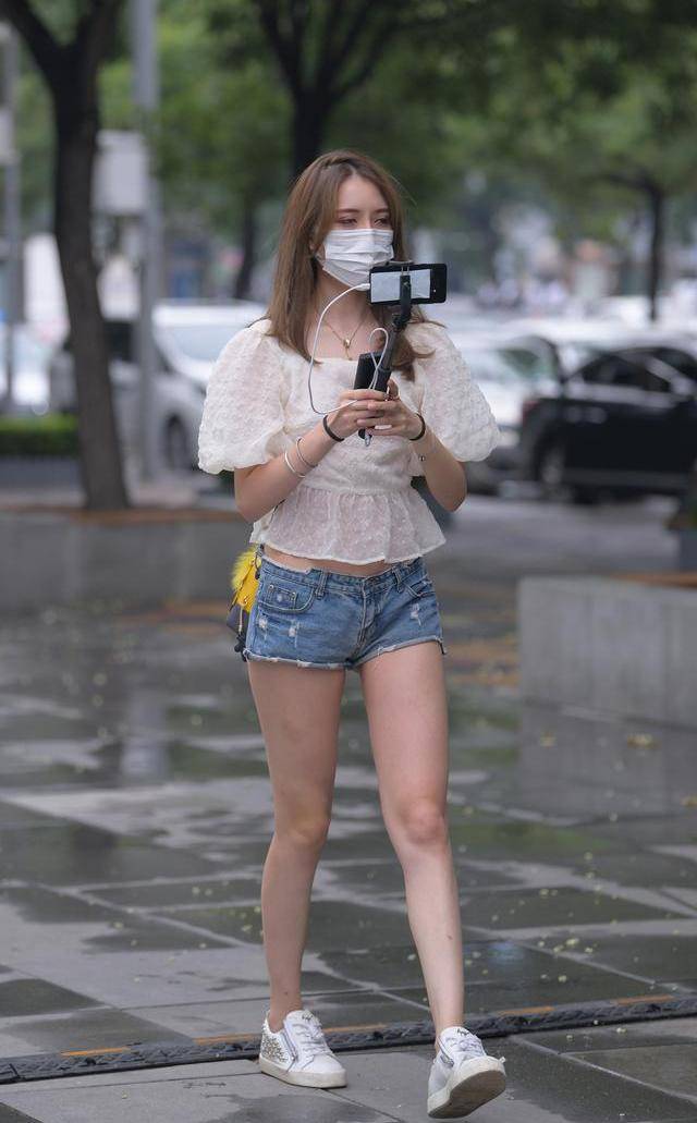 服装|低腰裤如何穿着更显身材？露腰不像花边那样，穿着朦胧美的花边