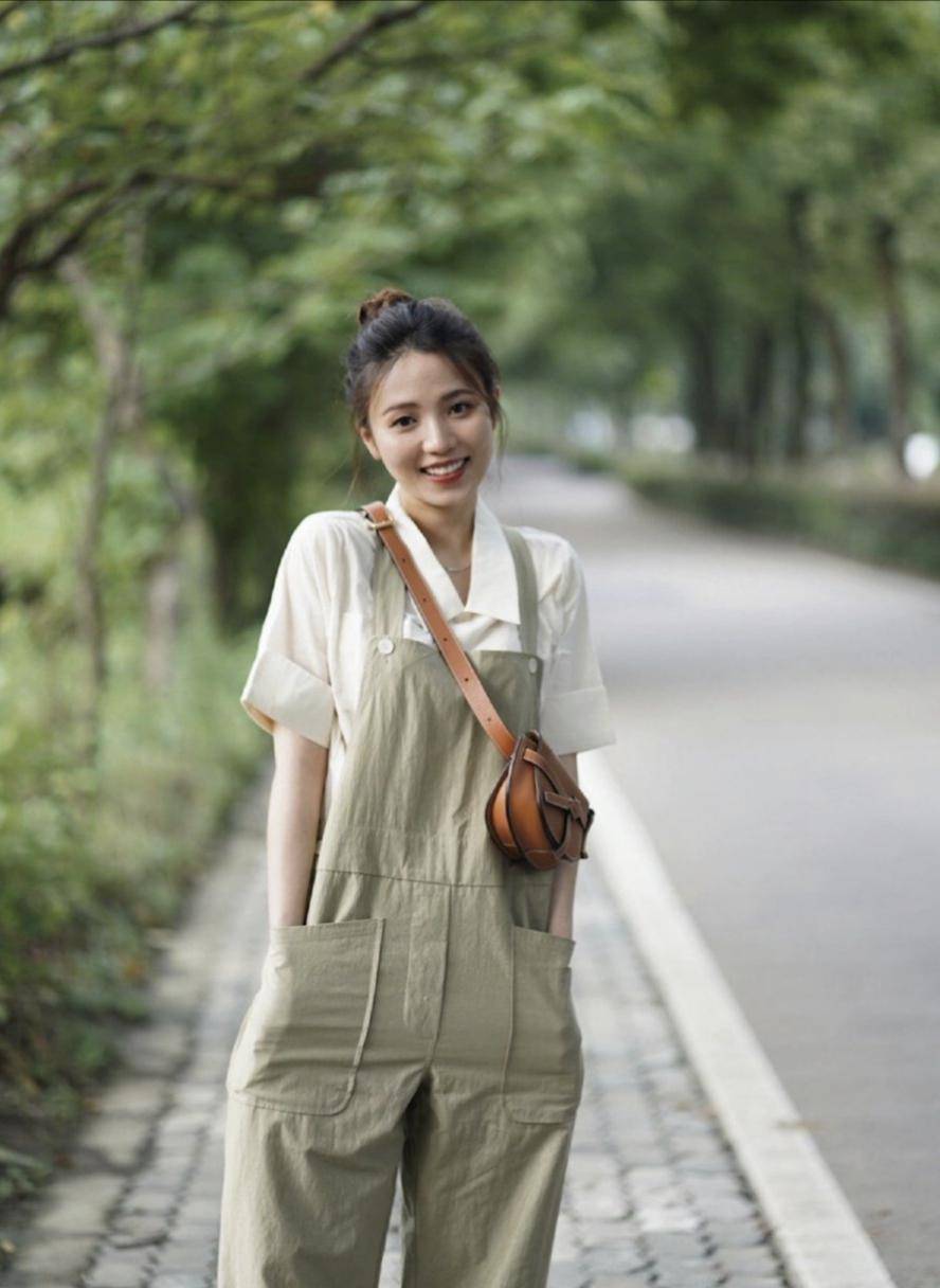 浅色|好看的背带裤不只牛仔面料,元气满满还可爱,初秋的绝佳服饰