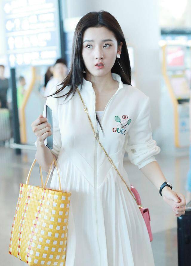 设计|运动风连衣裙挂编织篮，脸上肉肉的好可爱，21岁宋祖儿才是少女感