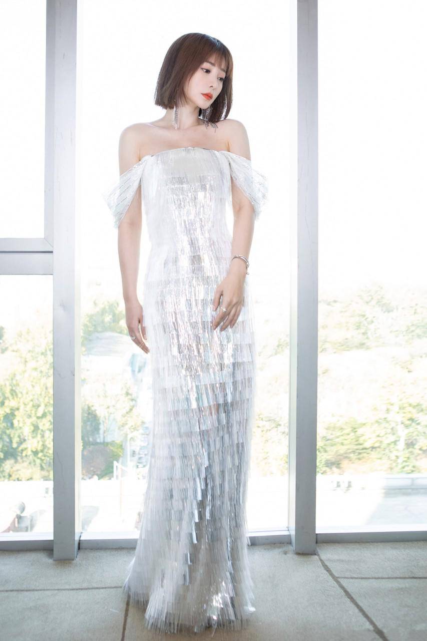 御姐|40岁柳岩走冷艳御姐风,湿发出镜妩媚动人,穿白西装裙好干练