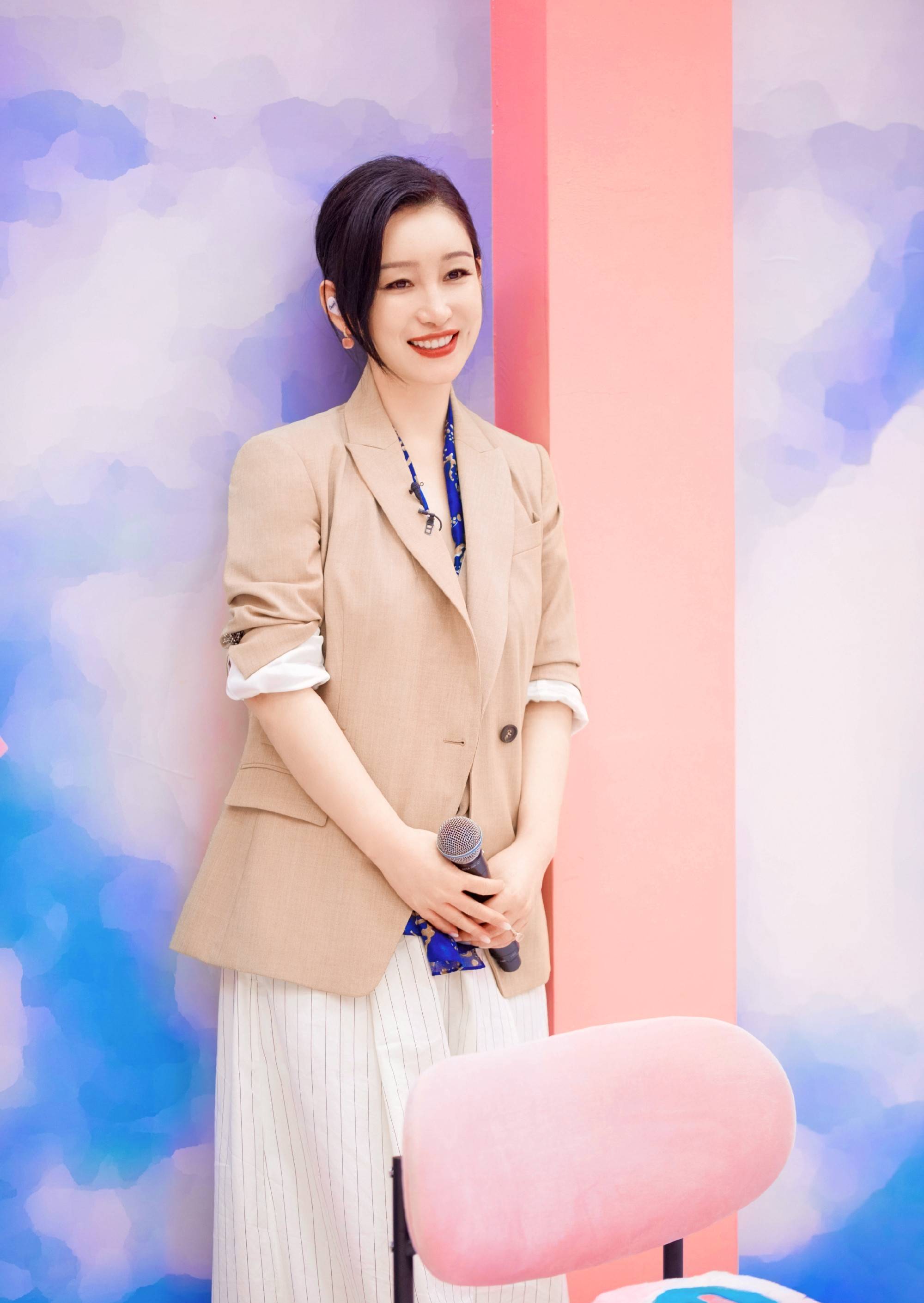 是属于|42岁秦海璐童心未泯,穿大地色大衣时髦复古,搭配耳包太可爱了