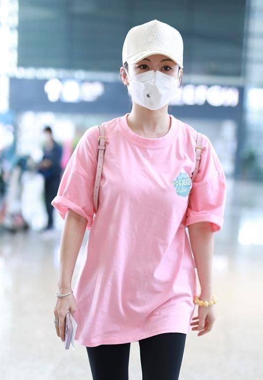 小姑娘|潘晓婷罕见走机场，穿粉T配瑜伽裤像小姑娘，39岁身材保持得真好