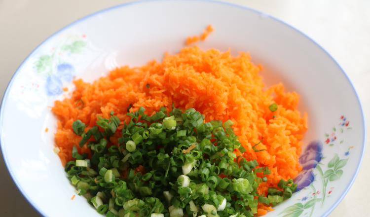 蔬菜|天热女儿最馋的早餐，手不粘面10分钟出锅，金黄柔软，上桌必光盘