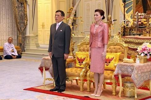 套装|苏提达与诗妮娜穿粉裙同框,谁的气质更美?诗妮娜爱凸显小蛮腰!
