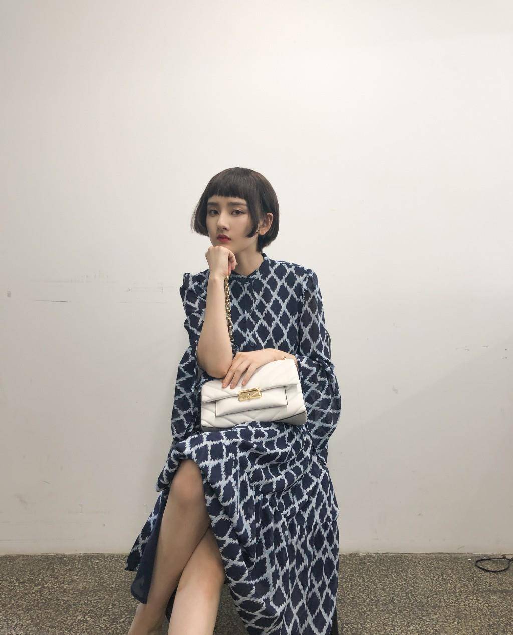 个性|宋祖儿晒私服照，一袭格纹轻纱裙配俏皮短发，复古又不失少女感