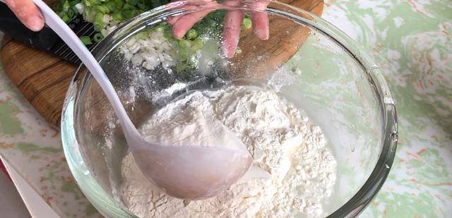 加入适量|夏天我家早餐如此吃,2个鸡蛋,1碗面粉,蓬松香软,比吃肉还香