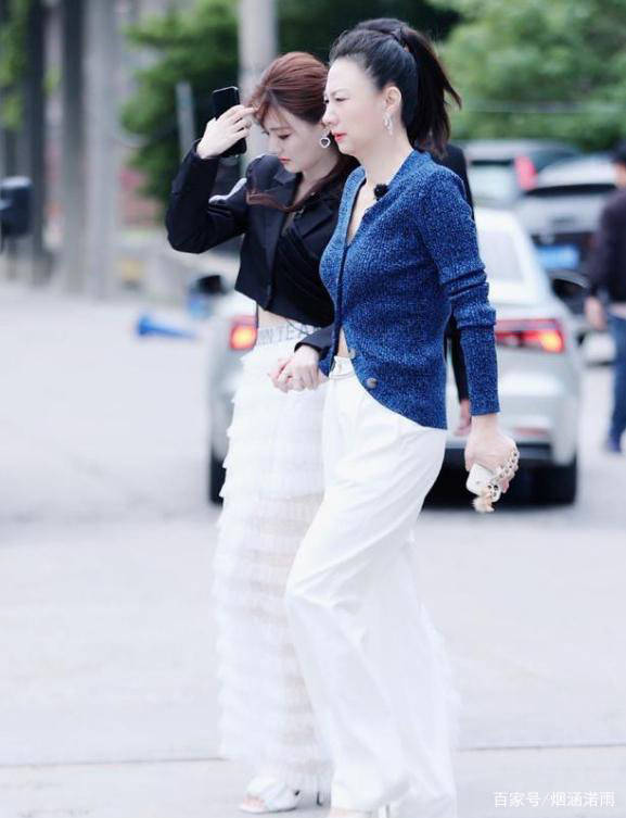 美貌|徐璐和妈妈一起出行，穿露腰装秀S身材曲线，美貌基因绝了
