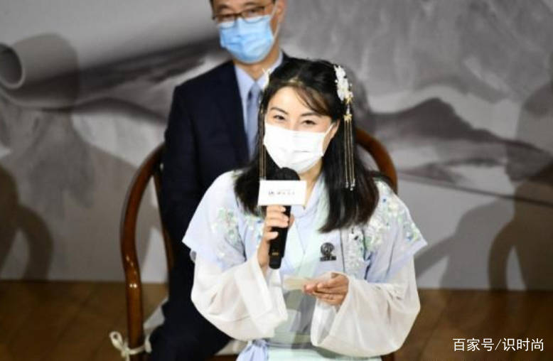 郭晶晶|郭晶晶穿汉服出席活动，头一次见她古装扮相，头上的配饰好少女心